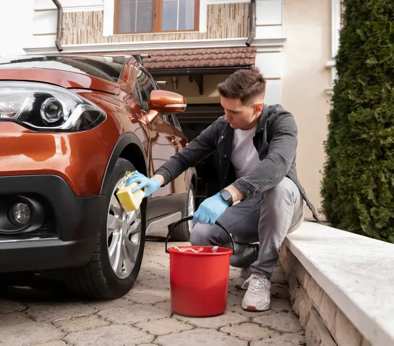 Lavage auto à domicile Courrières : professionnel intervenant sur un véhicule